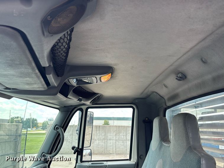 image for item DT3288 2006 International Dura Star 4400 flatbed truck