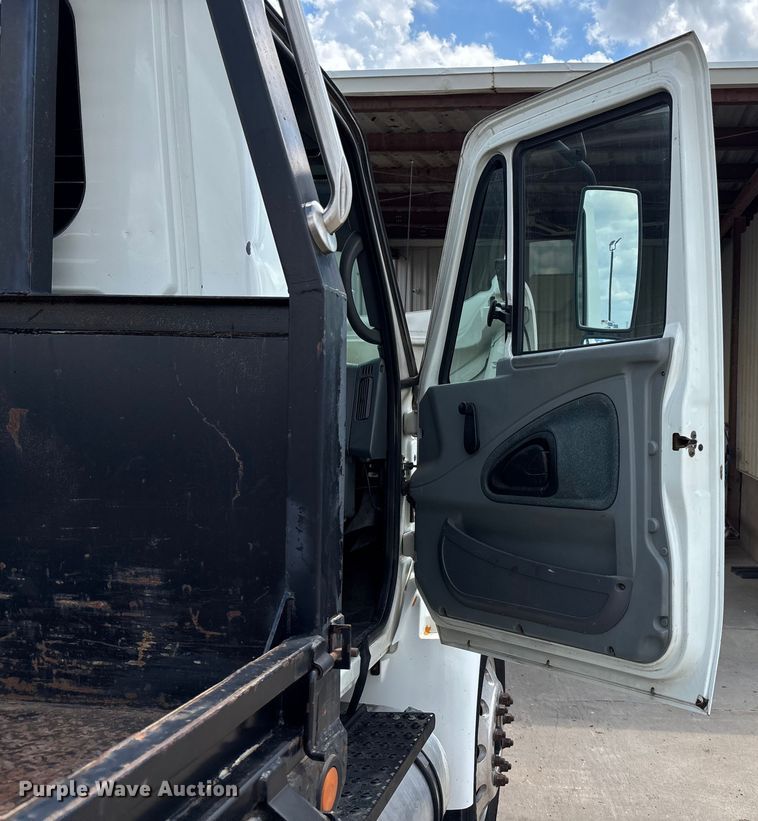 image for item DT3288 2006 International Dura Star 4400 flatbed truck