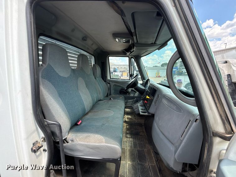 image for item DT3288 2006 International Dura Star 4400 flatbed truck