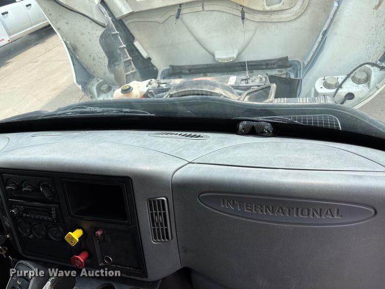 image for item DT3288 2006 International Dura Star 4400 flatbed truck