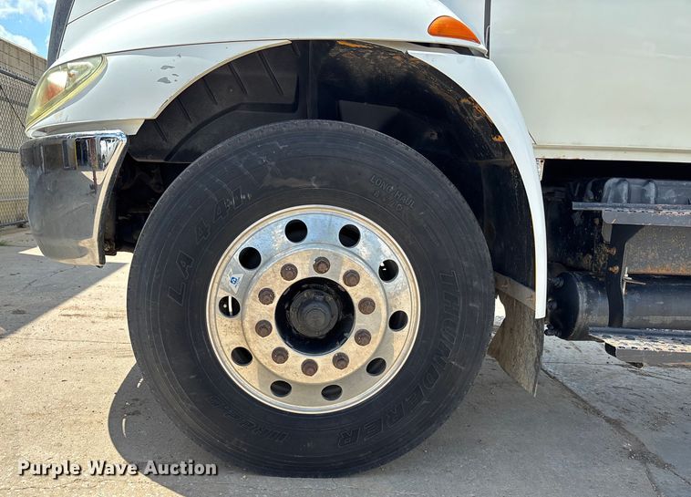 image for item DT3288 2006 International Dura Star 4400 flatbed truck