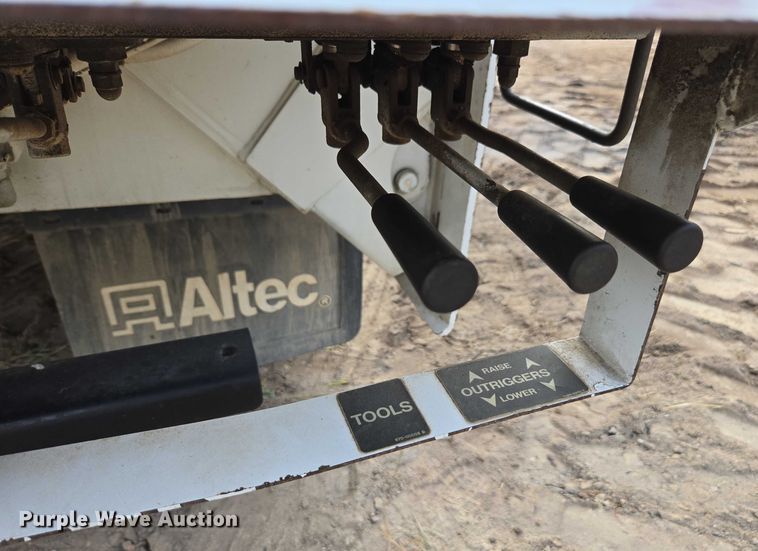 image for item DU7954 2015 Kenworth T370 digger derrick truck