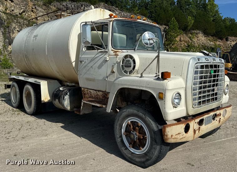 image for item DW3372 1983 Ford 8000 water truck