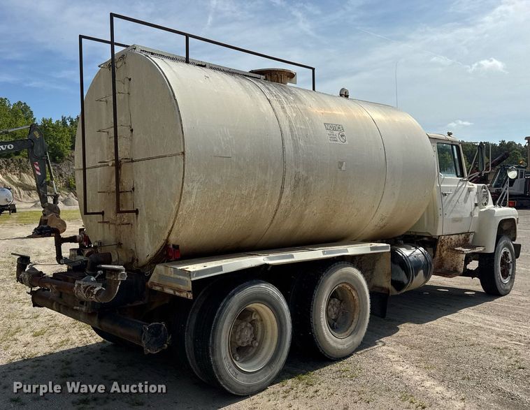 image for item DW3372 1983 Ford 8000 water truck