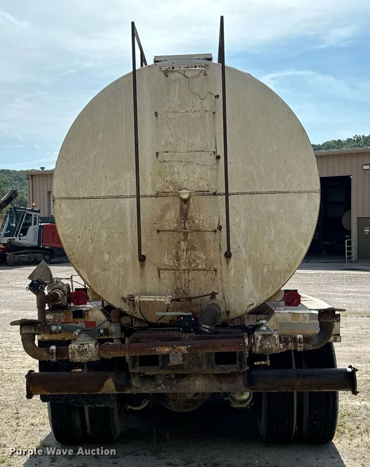 image for item DW3372 1983 Ford 8000 water truck