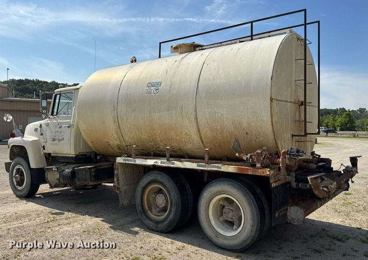 image for item DW3372 1983 Ford 8000 water truck