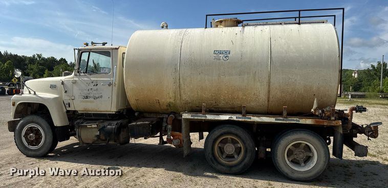 image for item DW3372 1983 Ford 8000 water truck