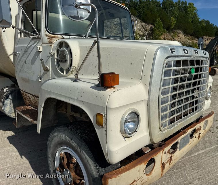 image for item DW3372 1983 Ford 8000 water truck
