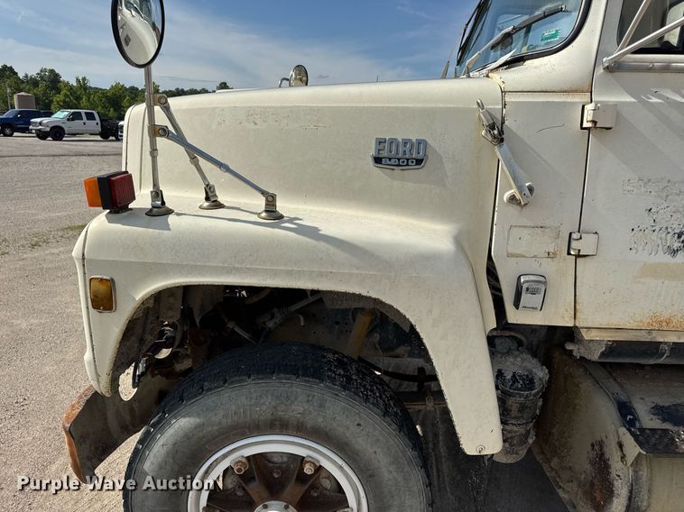 image for item DW3372 1983 Ford 8000 water truck