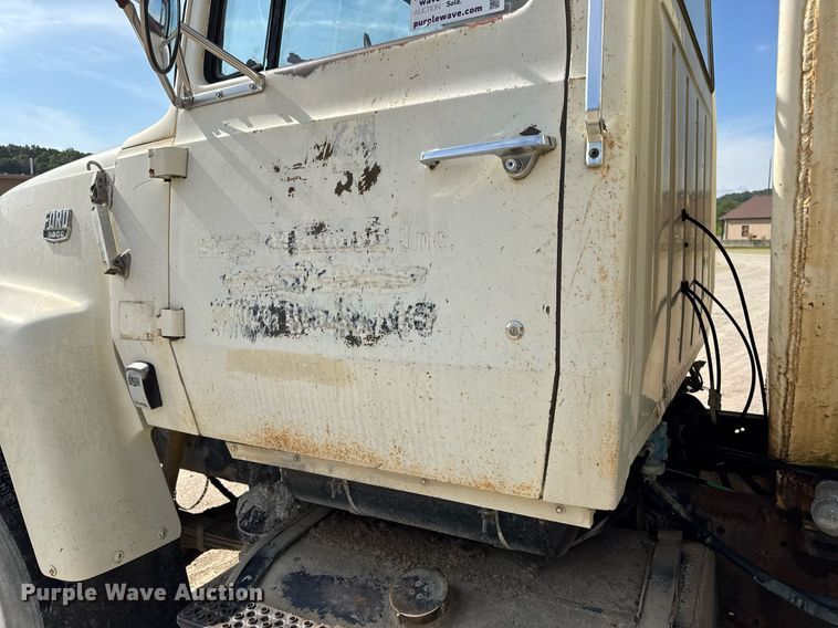 image for item DW3372 1983 Ford 8000 water truck