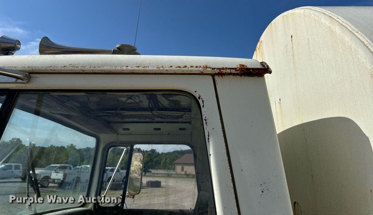 image for item DW3372 1983 Ford 8000 water truck