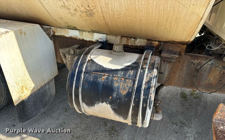 image for item DW3372 1983 Ford 8000 water truck