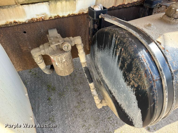 image for item DW3372 1983 Ford 8000 water truck