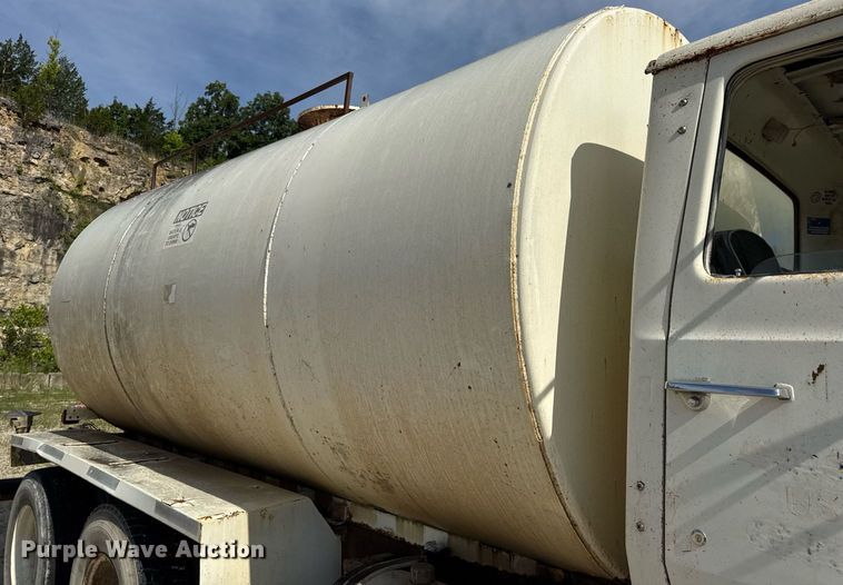 image for item DW3372 1983 Ford 8000 water truck
