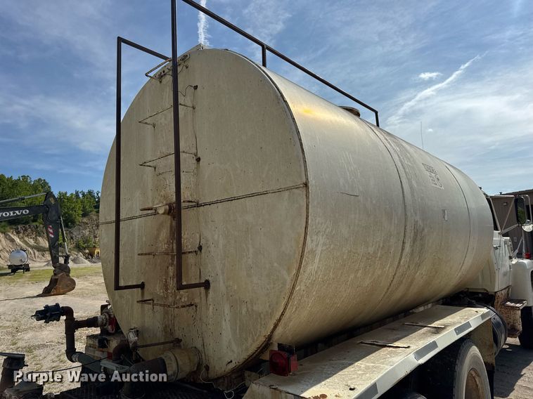 image for item DW3372 1983 Ford 8000 water truck