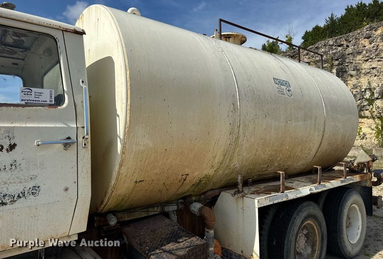 image for item DW3372 1983 Ford 8000 water truck