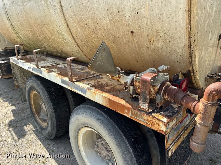 image for item DW3372 1983 Ford 8000 water truck