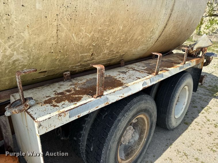 image for item DW3372 1983 Ford 8000 water truck