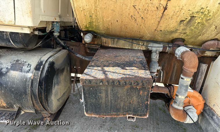 image for item DW3372 1983 Ford 8000 water truck