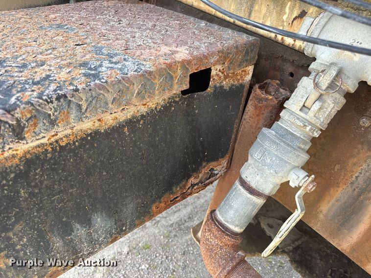 image for item DW3372 1983 Ford 8000 water truck