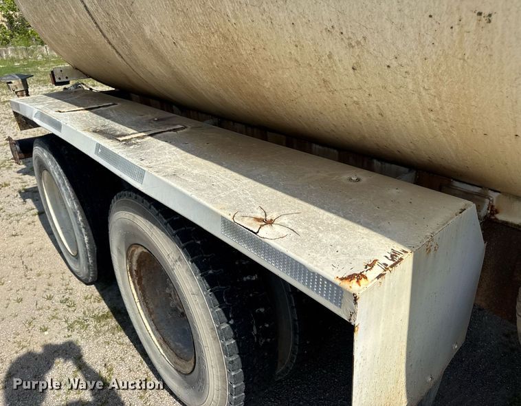 image for item DW3372 1983 Ford 8000 water truck