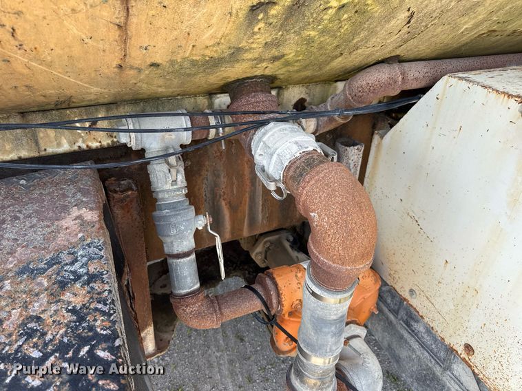 image for item DW3372 1983 Ford 8000 water truck