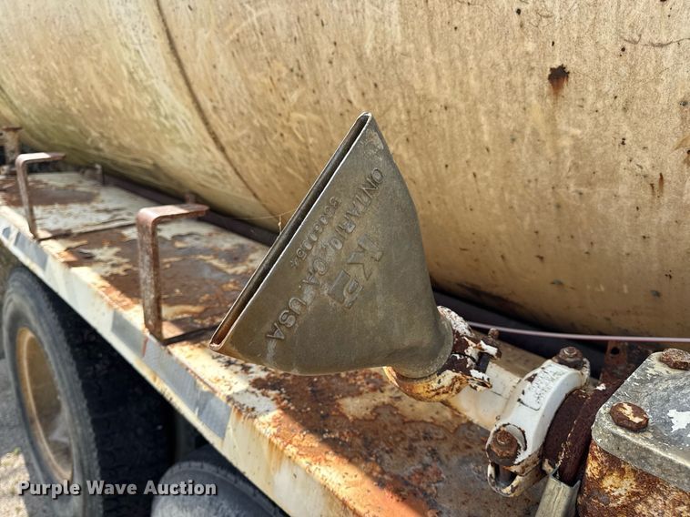 image for item DW3372 1983 Ford 8000 water truck