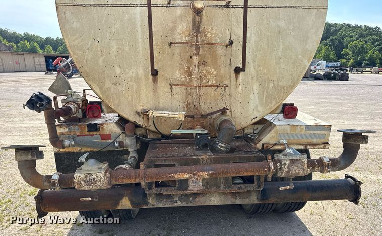 image for item DW3372 1983 Ford 8000 water truck