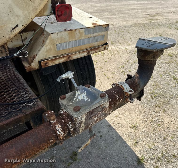 image for item DW3372 1983 Ford 8000 water truck
