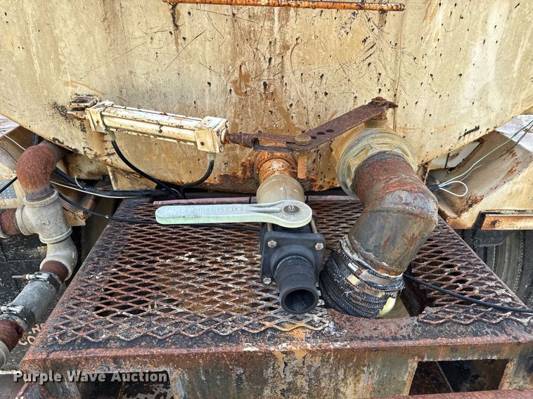 image for item DW3372 1983 Ford 8000 water truck