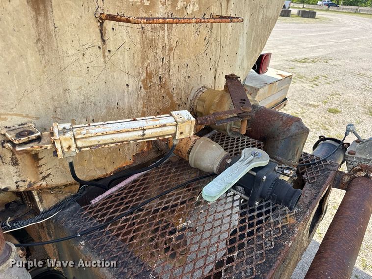 image for item DW3372 1983 Ford 8000 water truck