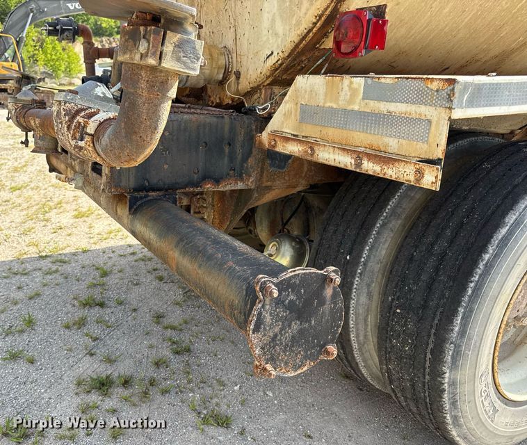 image for item DW3372 1983 Ford 8000 water truck