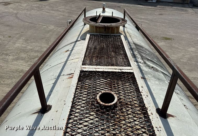 image for item DW3372 1983 Ford 8000 water truck