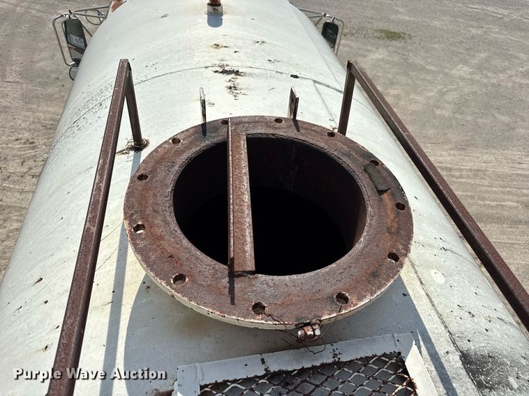 image for item DW3372 1983 Ford 8000 water truck