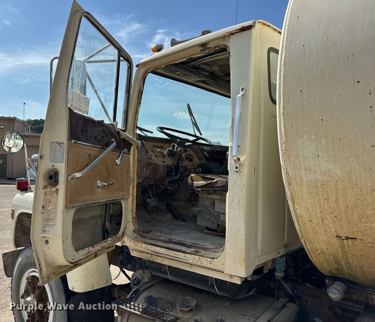 image for item DW3372 1983 Ford 8000 water truck