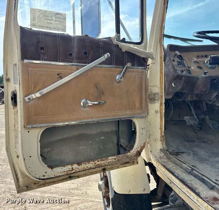 image for item DW3372 1983 Ford 8000 water truck