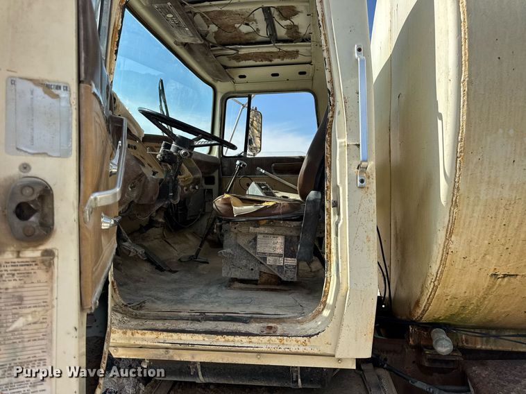 image for item DW3372 1983 Ford 8000 water truck