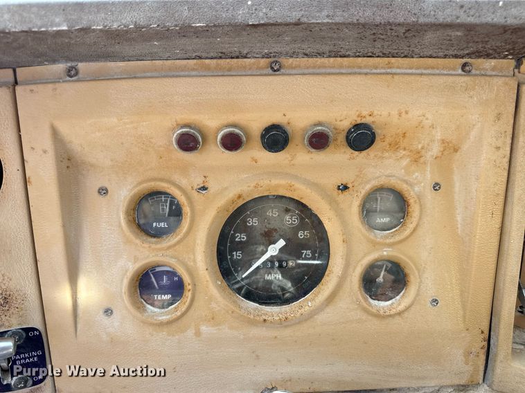 image for item DW3372 1983 Ford 8000 water truck