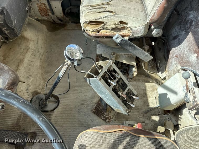 image for item DW3372 1983 Ford 8000 water truck