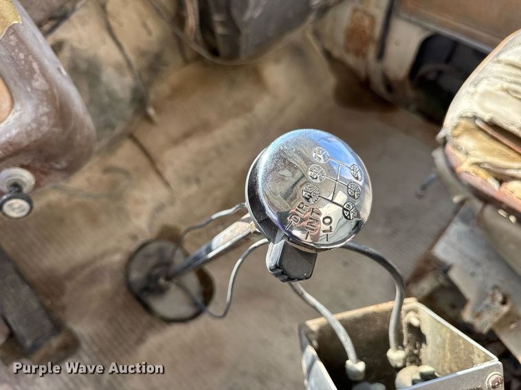 image for item DW3372 1983 Ford 8000 water truck