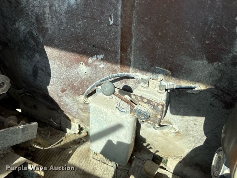 image for item DW3372 1983 Ford 8000 water truck