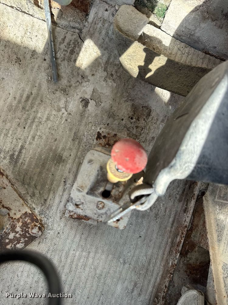 image for item DW3372 1983 Ford 8000 water truck