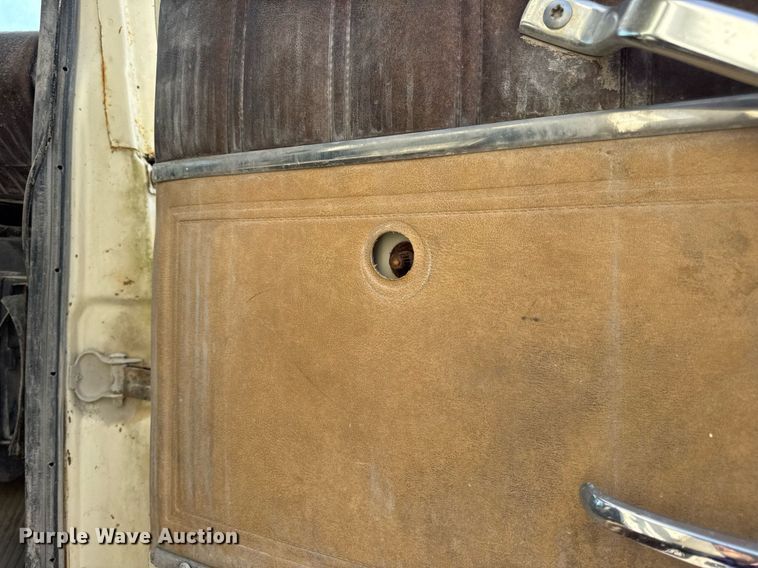 image for item DW3372 1983 Ford 8000 water truck