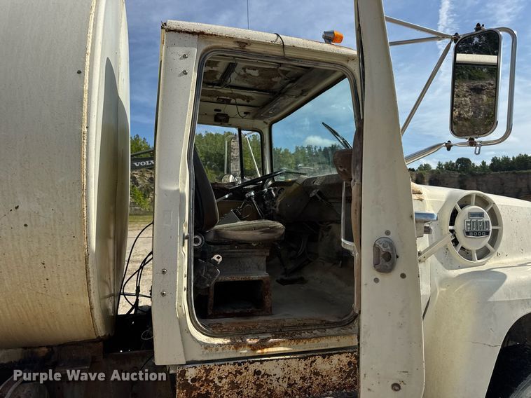 image for item DW3372 1983 Ford 8000 water truck