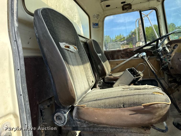 image for item DW3372 1983 Ford 8000 water truck