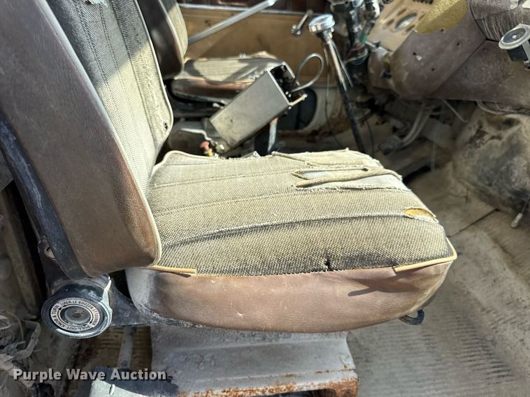 image for item DW3372 1983 Ford 8000 water truck