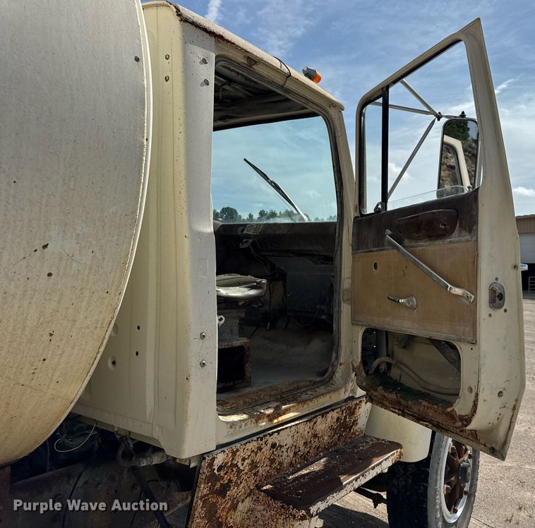 image for item DW3372 1983 Ford 8000 water truck