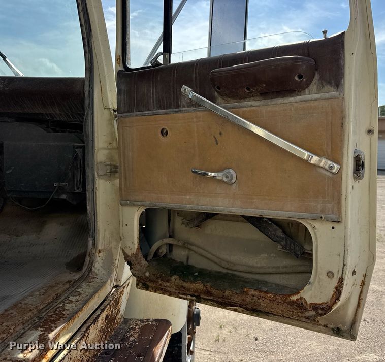 image for item DW3372 1983 Ford 8000 water truck