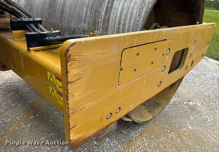 image for item DW3472 2016 Caterpillar CS56B single drum vibratory roller
