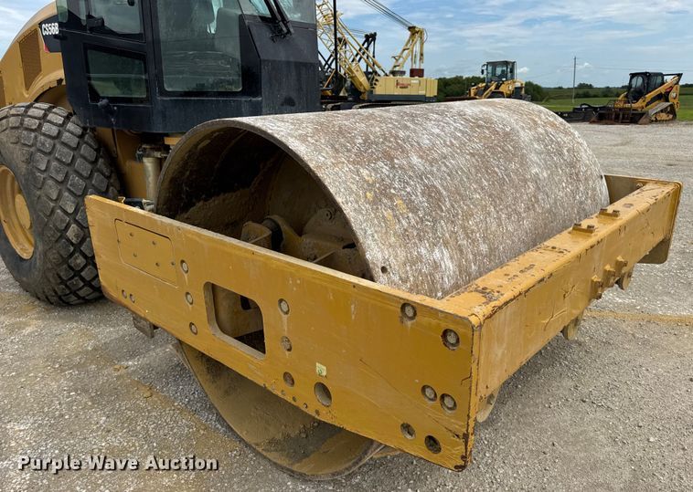 image for item DW3472 2016 Caterpillar CS56B single drum vibratory roller